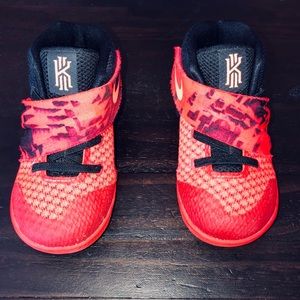 NIKE KYRIE 2 "INFERNO" SNEAKER (Boys US 8C)
